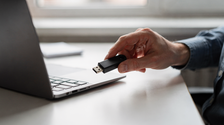 Почему компьютер может не видеть флешку: основы работы USB и накопителей